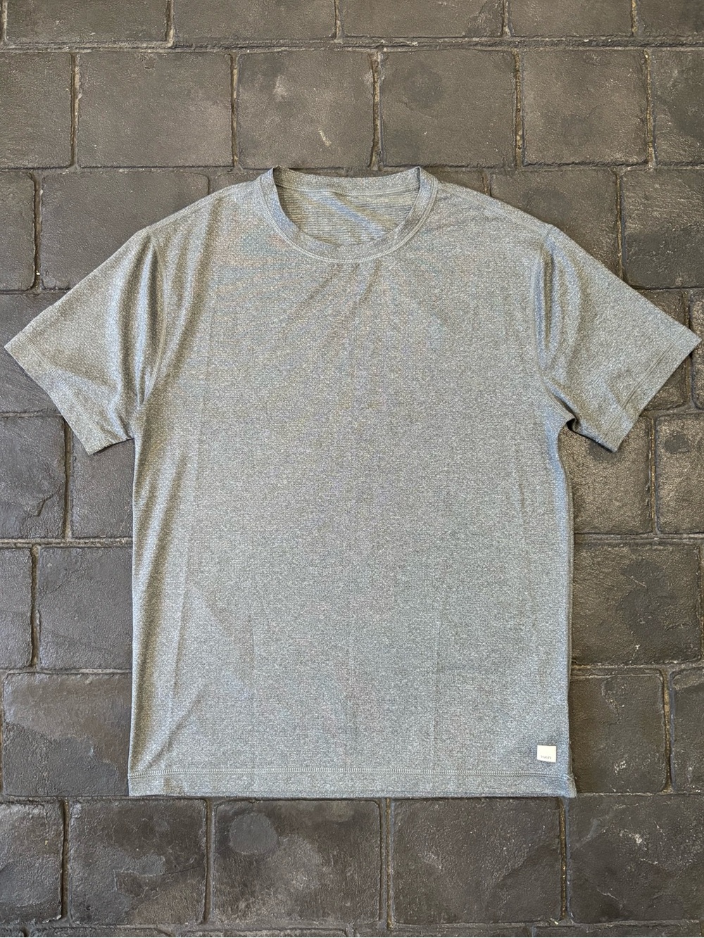 Vuori men’s Tradewind performance tee 2.0 light gray size medium